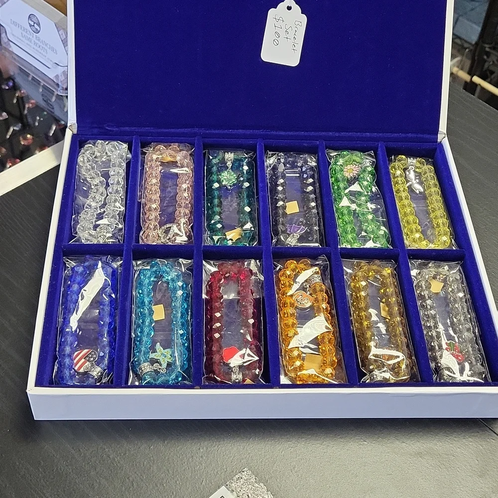 12 seasons holiday bracelets set - Picture 3 of 8